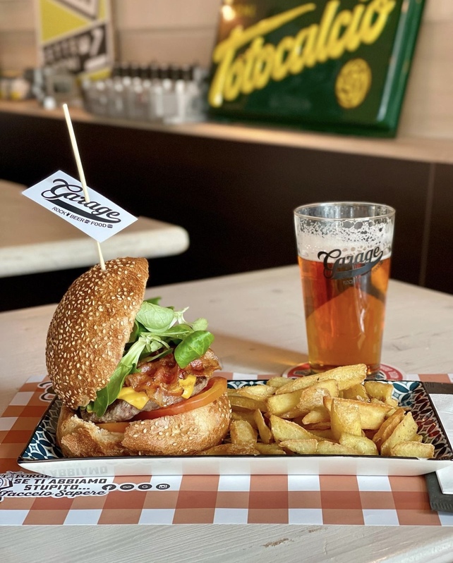 Hamburger gourmet servito al Garage Pub di Lecco
