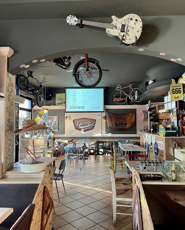 Interno vintage anni '80 del Garage Pub a Lecco