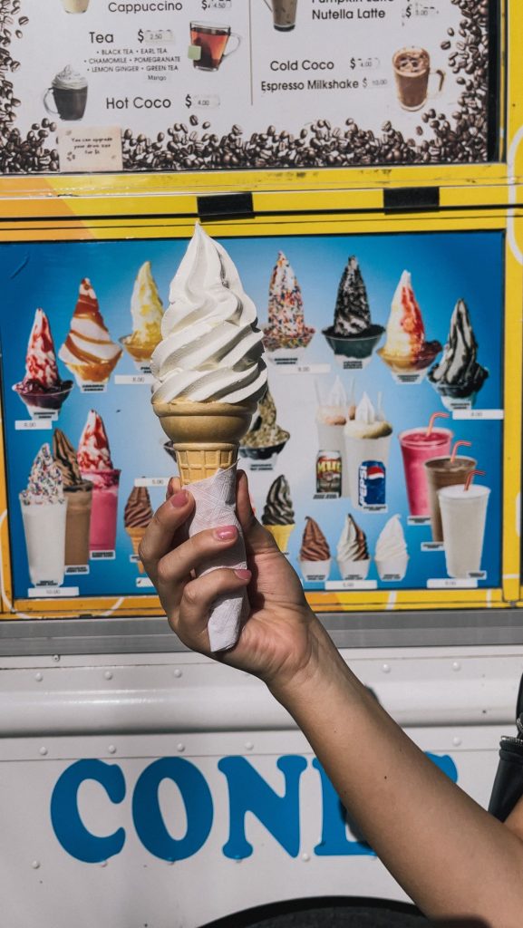 Carretto del gelato in stile newyorkese tra le strade di Manhattan