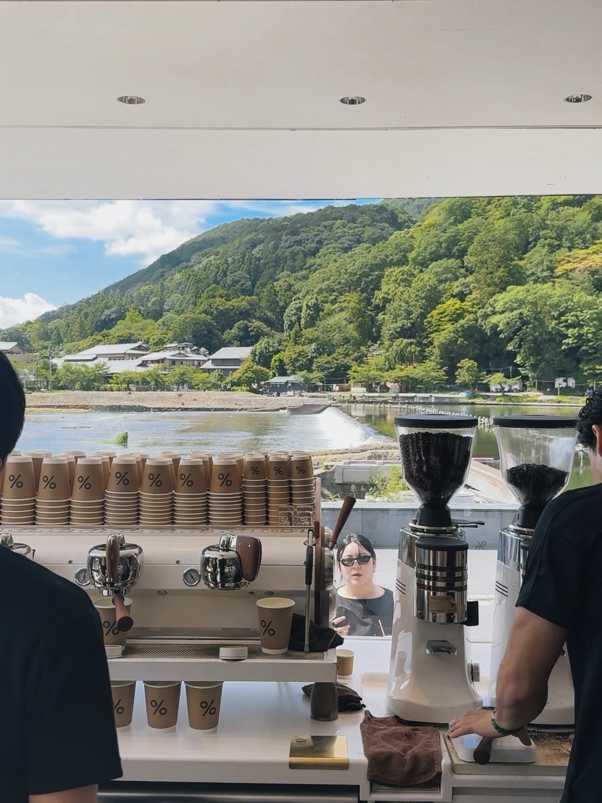 %Arabica Kyoto Arashiyama, caffetteria minimal con vetrata affacciata sul fiume Hozu