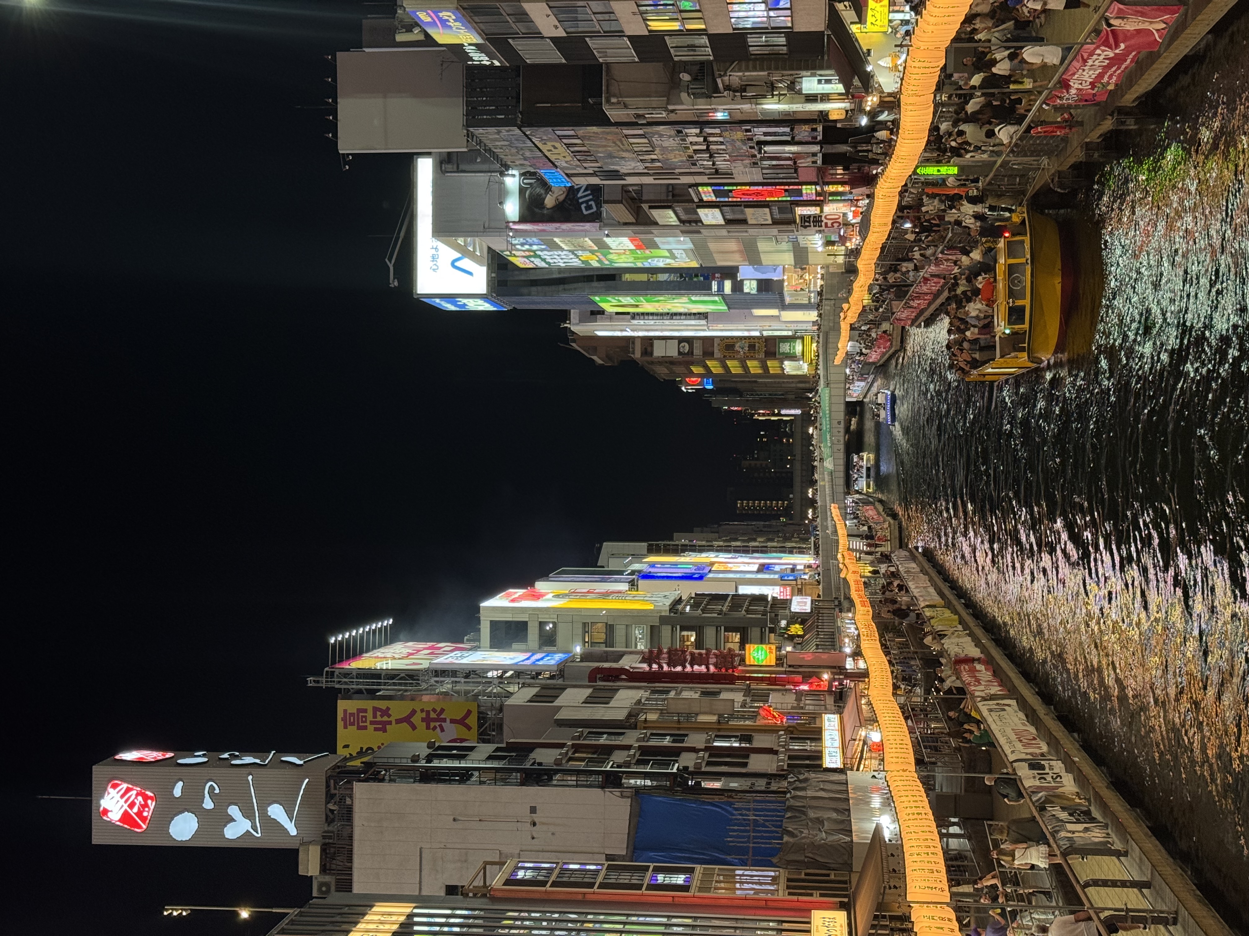 Le insegne luminose e i canali di Dotonbori, il quartiere simbolo di Osaka