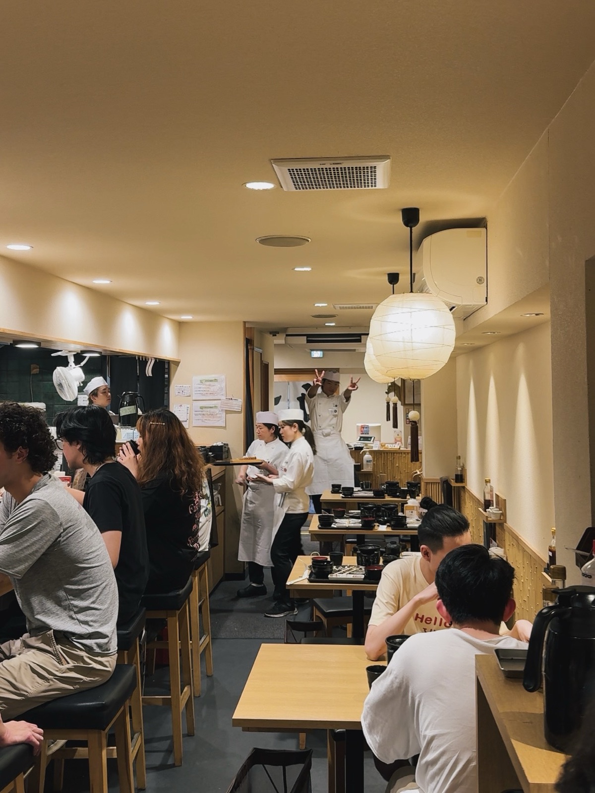 Interno di Gyukatsu Kyoto Katsugyu a Higashiyama con bancone in legno