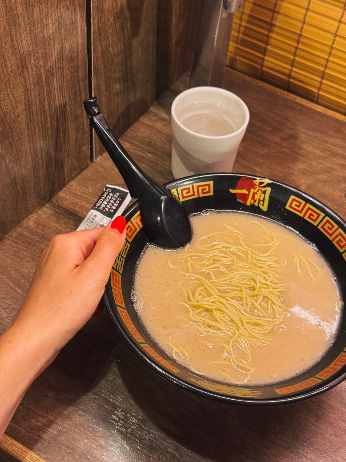 Ichiran Ramen a Tokyo, ciotola di ramen tonkotsu con uovo e maiale chashu