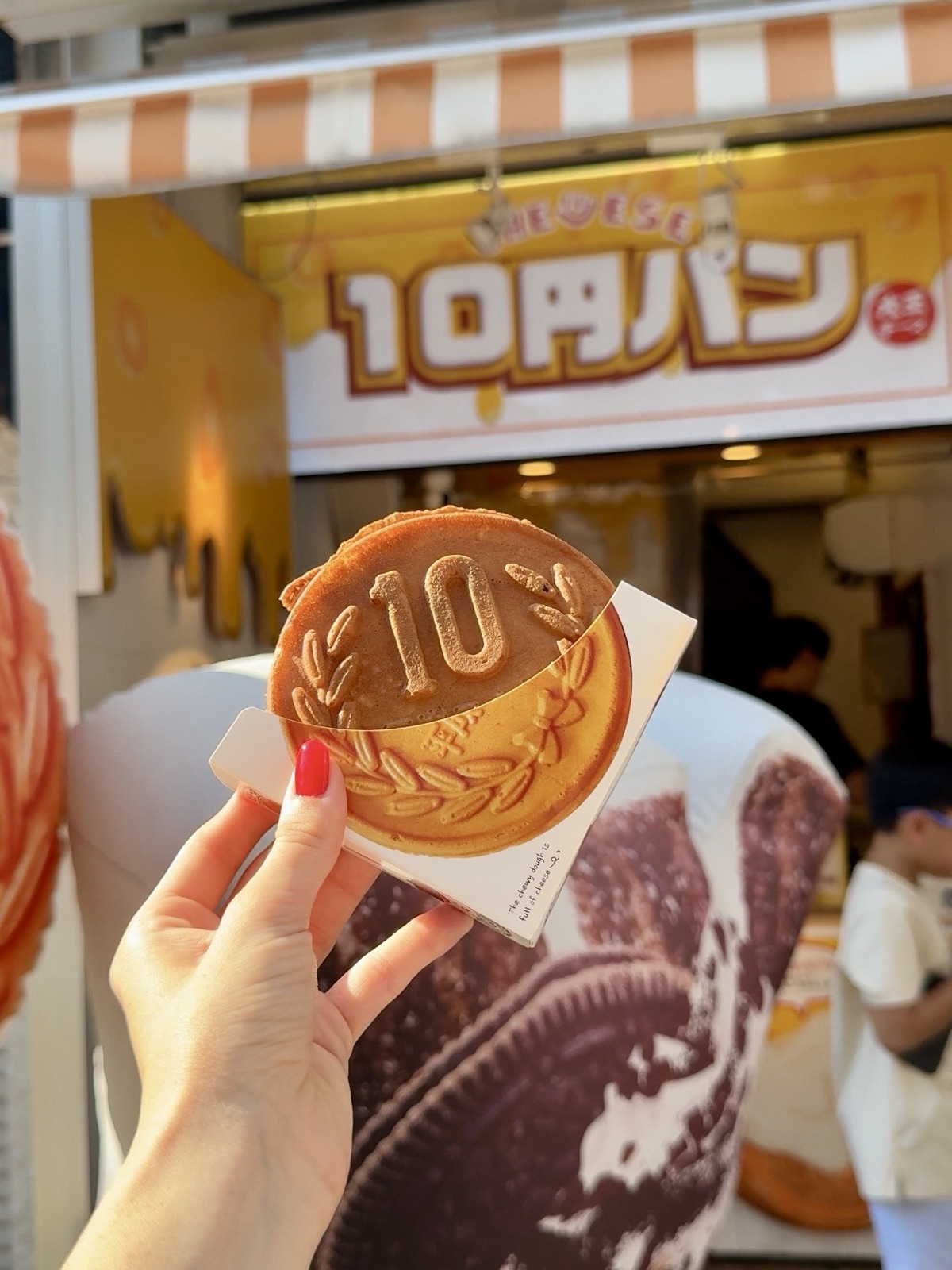 King Cheese Ten Yen Bread a Osaka, pane a forma di moneta da 10 yen ripieno di mozzarella filante