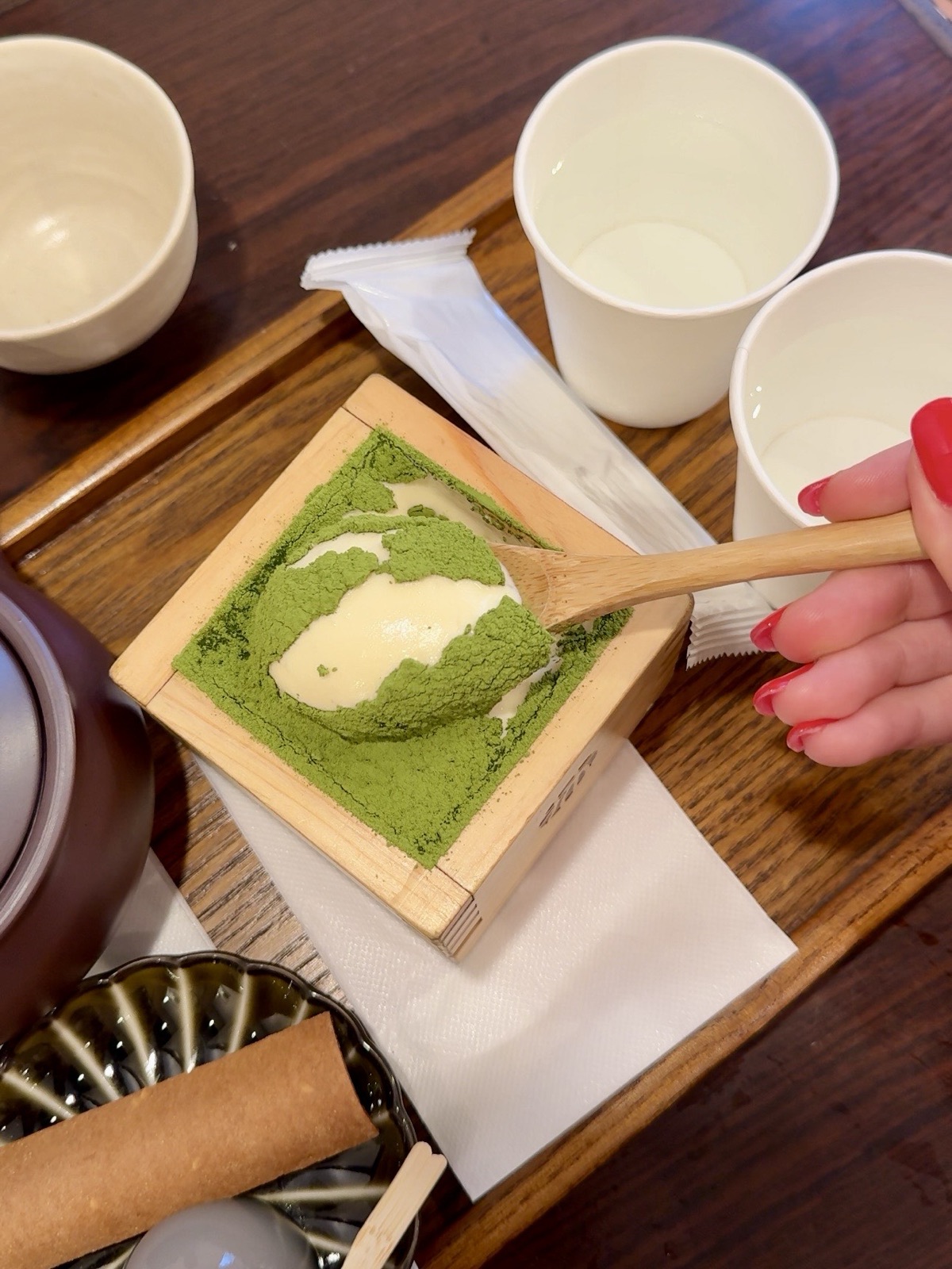 Tiramisù al matcha della Maccha House a Kyoto, dolce stratificato in una scatola di legno