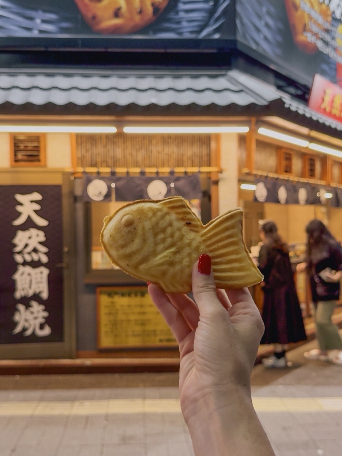 Taiyaki di Naruto a Tokyo, dolci a forma di pesce ripieni di crema e fagioli rossi