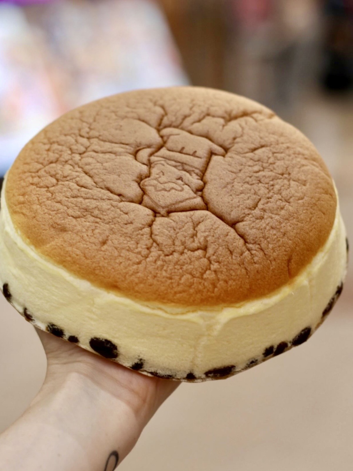 Fluffy cheesecake di Rikuro's a Osaka, torta soffice e tremolante appena sfornata