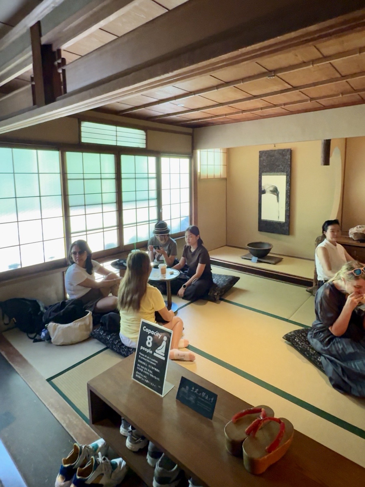Starbucks Ninenzaka a Kyoto, caffetteria all'interno di una casa tradizionale giapponese con tatami
