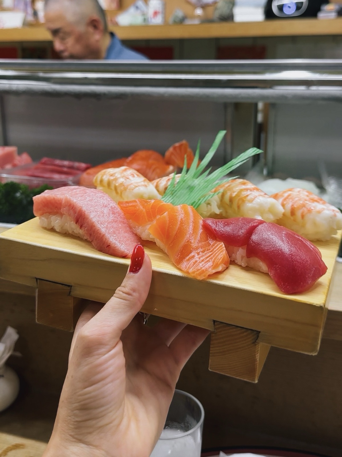 Sushi Ishimatsu a Kyoto, piccolo locale con sushiman che prepara nigiri al bancone