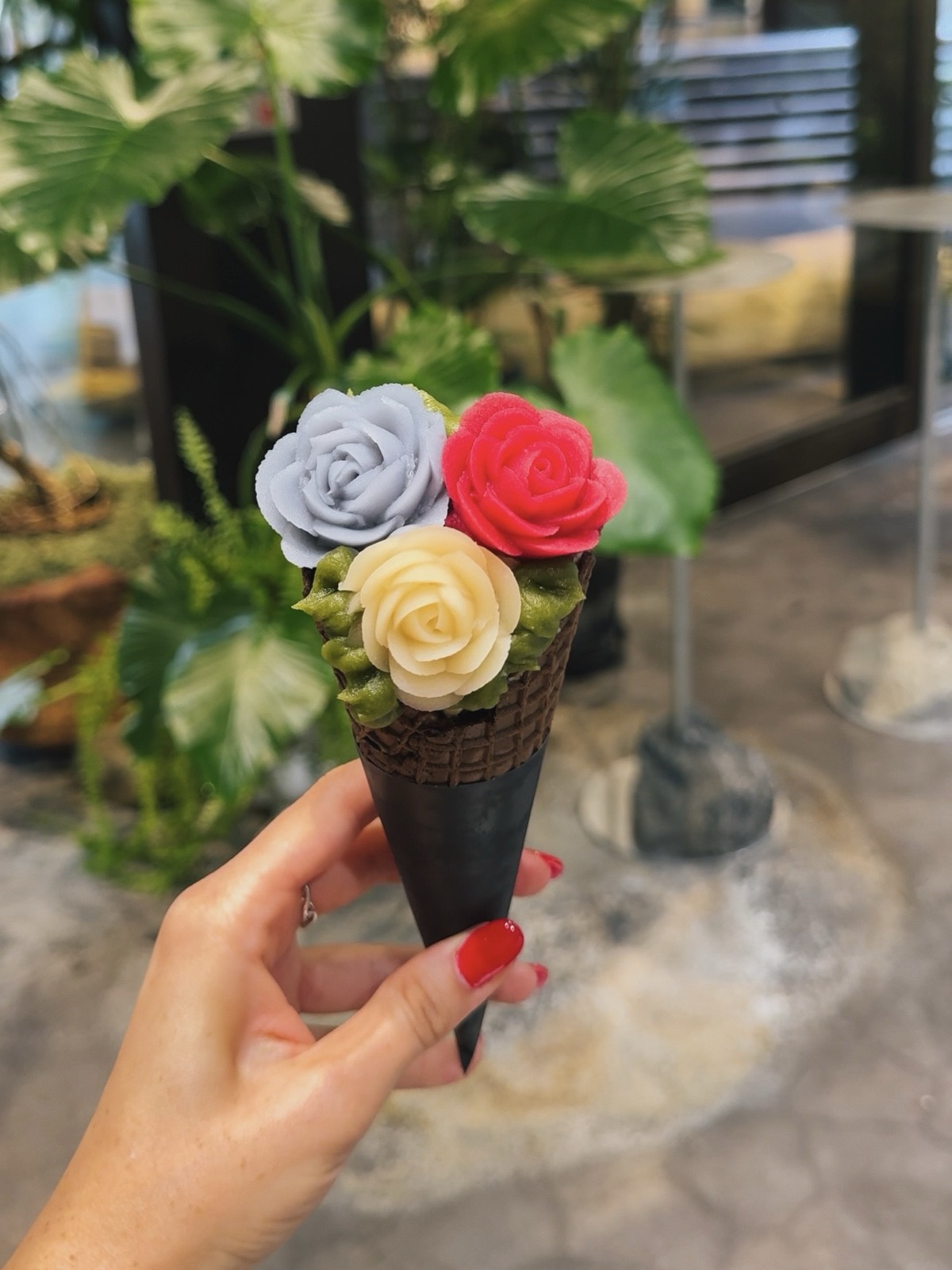 Gelato di This is Shizen a Kyoto, cono decorato come un bouquet con petali realizzati a mano