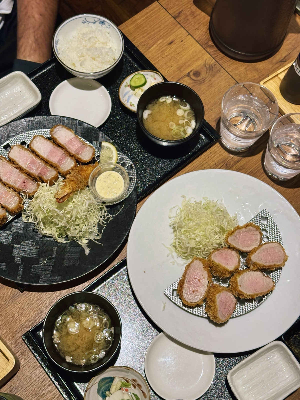 Tonkatsu di Katsu Hana a Osaka, cotoletta di maiale spessa e croccante con cavolo, miso e riso