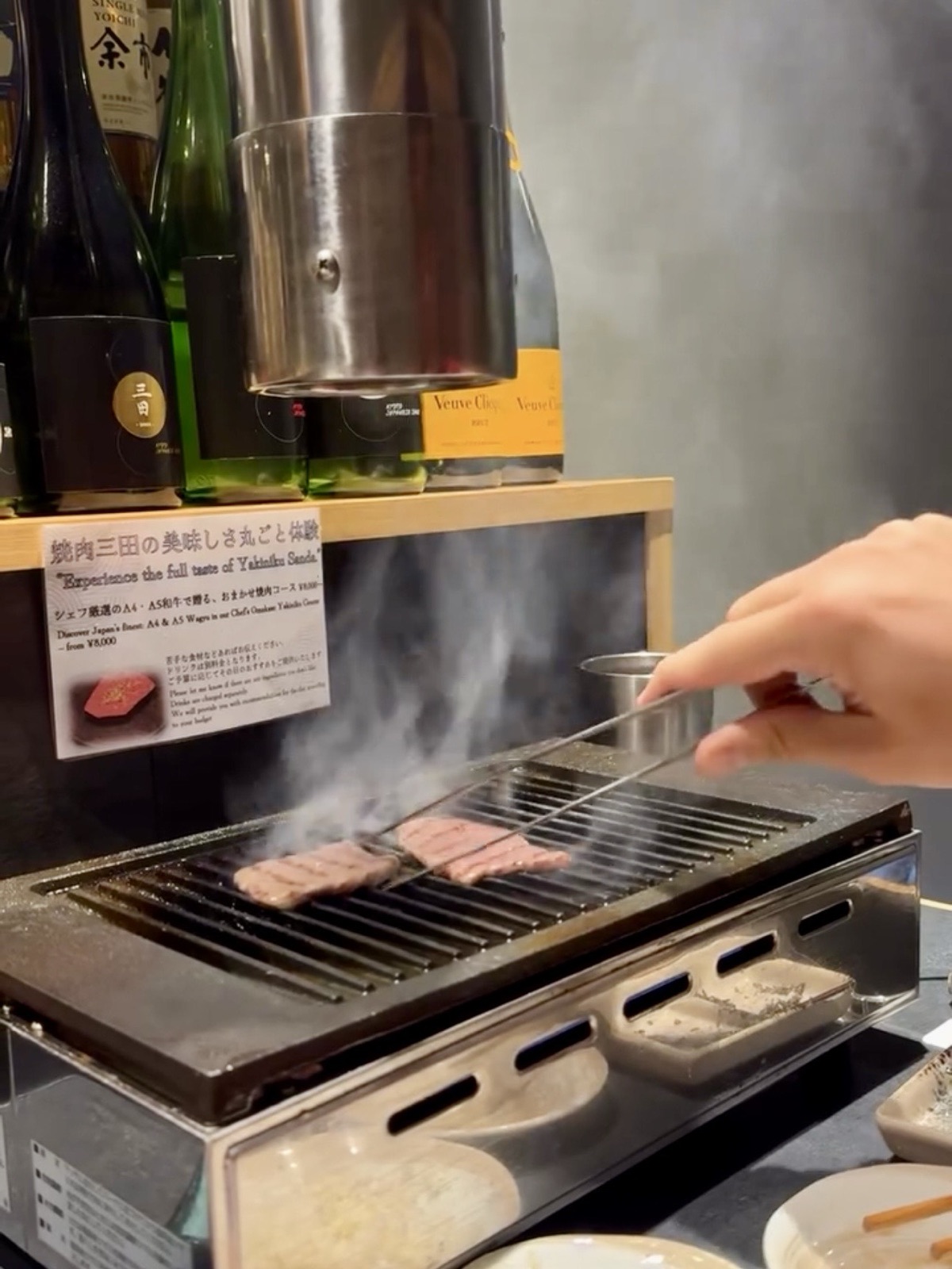 Yakiniku Sanda a Kyoto, tagli di carne wagyu sulla griglia da tavolo