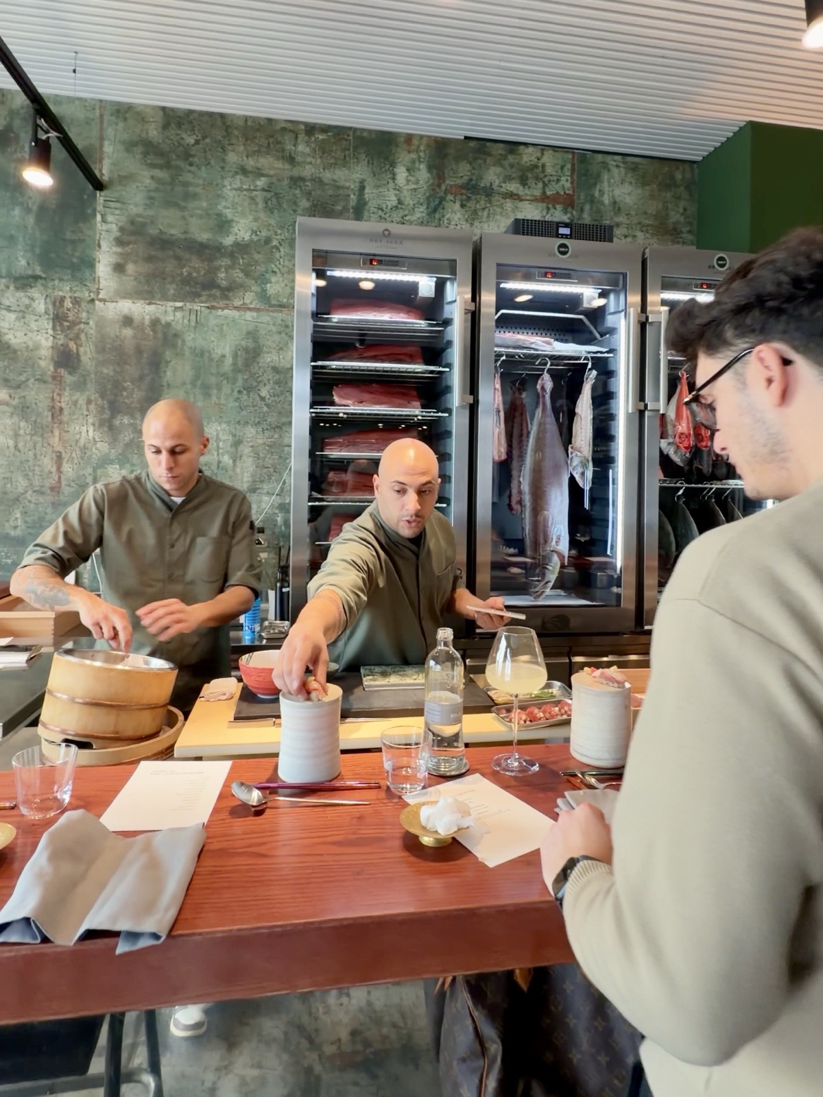 Il bancone dell'omakase di Azabu10 a Milano, con gli chef che preparano il pesce davanti ai clienti