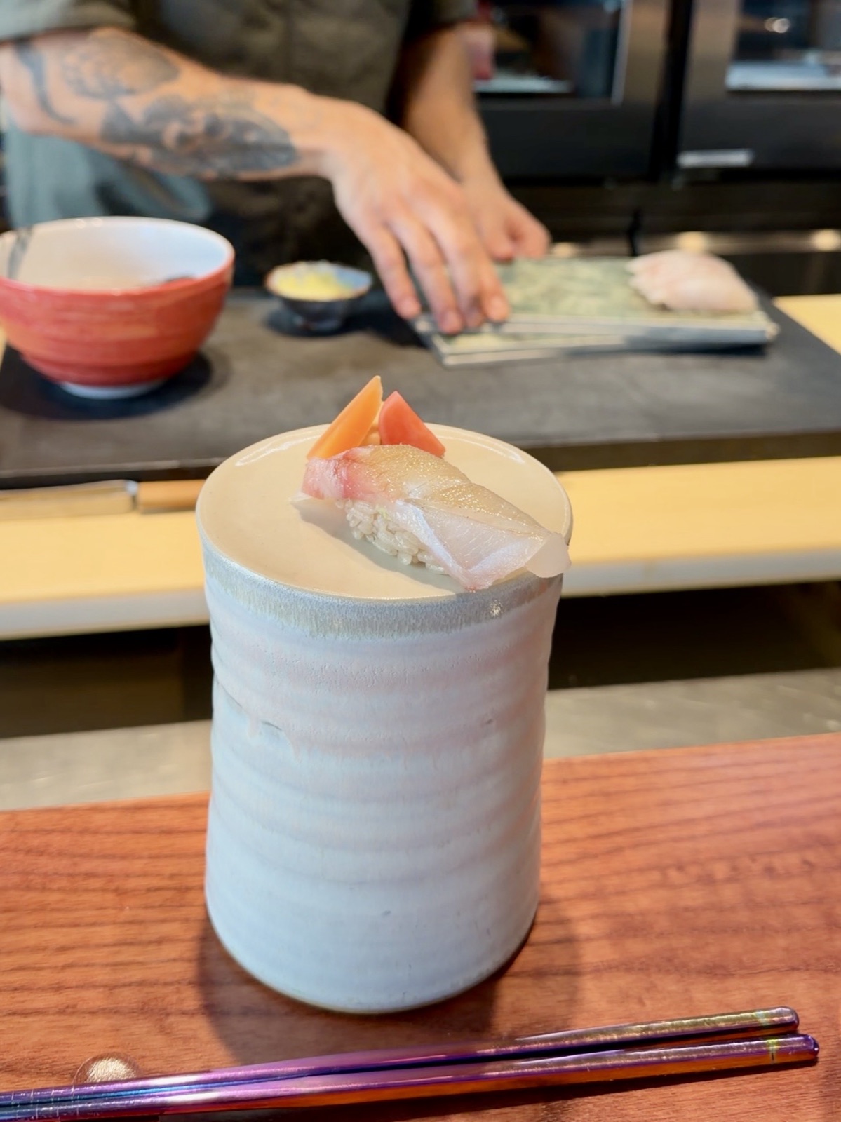 Nigiri appena preparato e servito sul bancone da Azabu10 a Milano