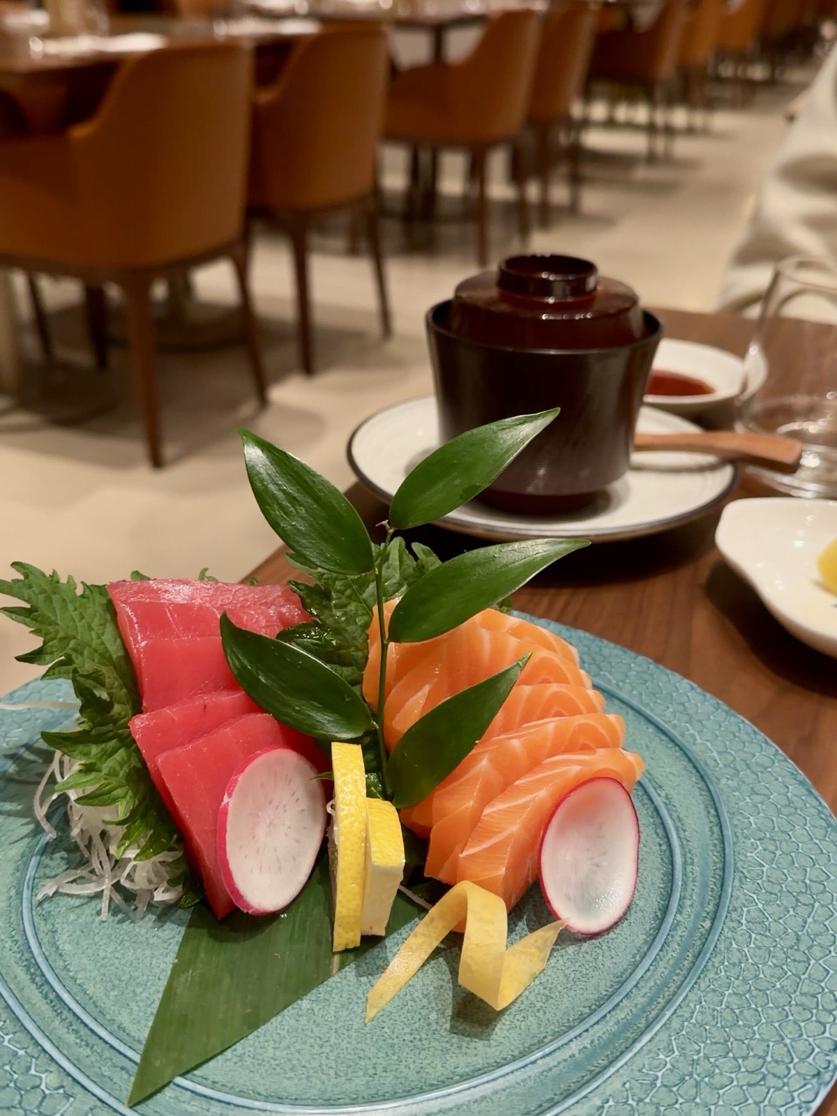 Sashimi di tonno e salmone da Izu a Milano, uno dei migliori sushi alla carta della città
