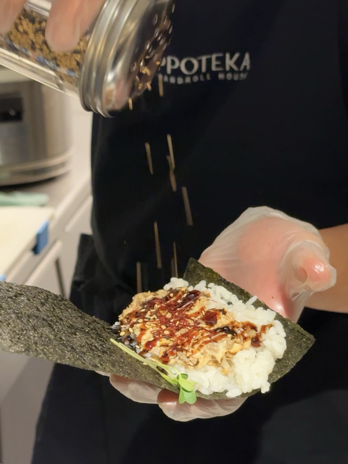 Chef che completa un handroll al momento da Nippoteka a Milano