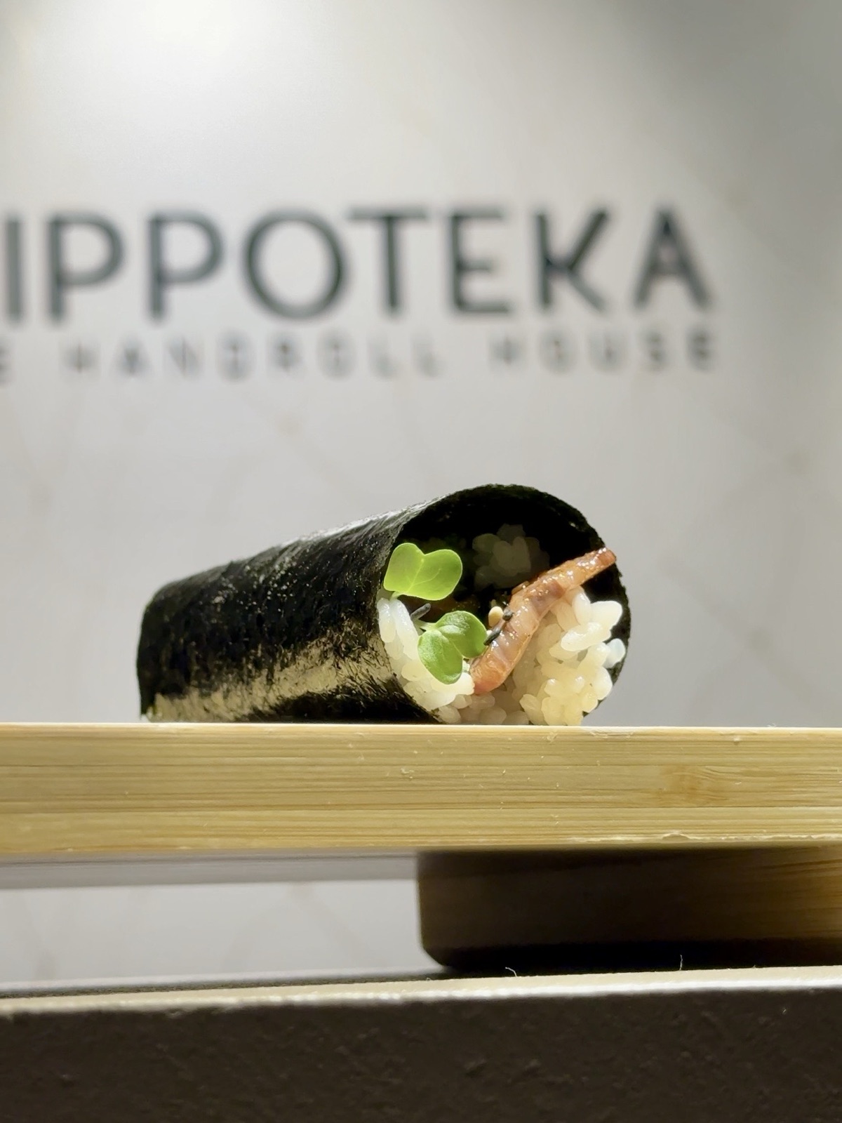 Handroll di alga nori croccante servito da Nippoteka, il primo handroll bar d'Italia, a Milano