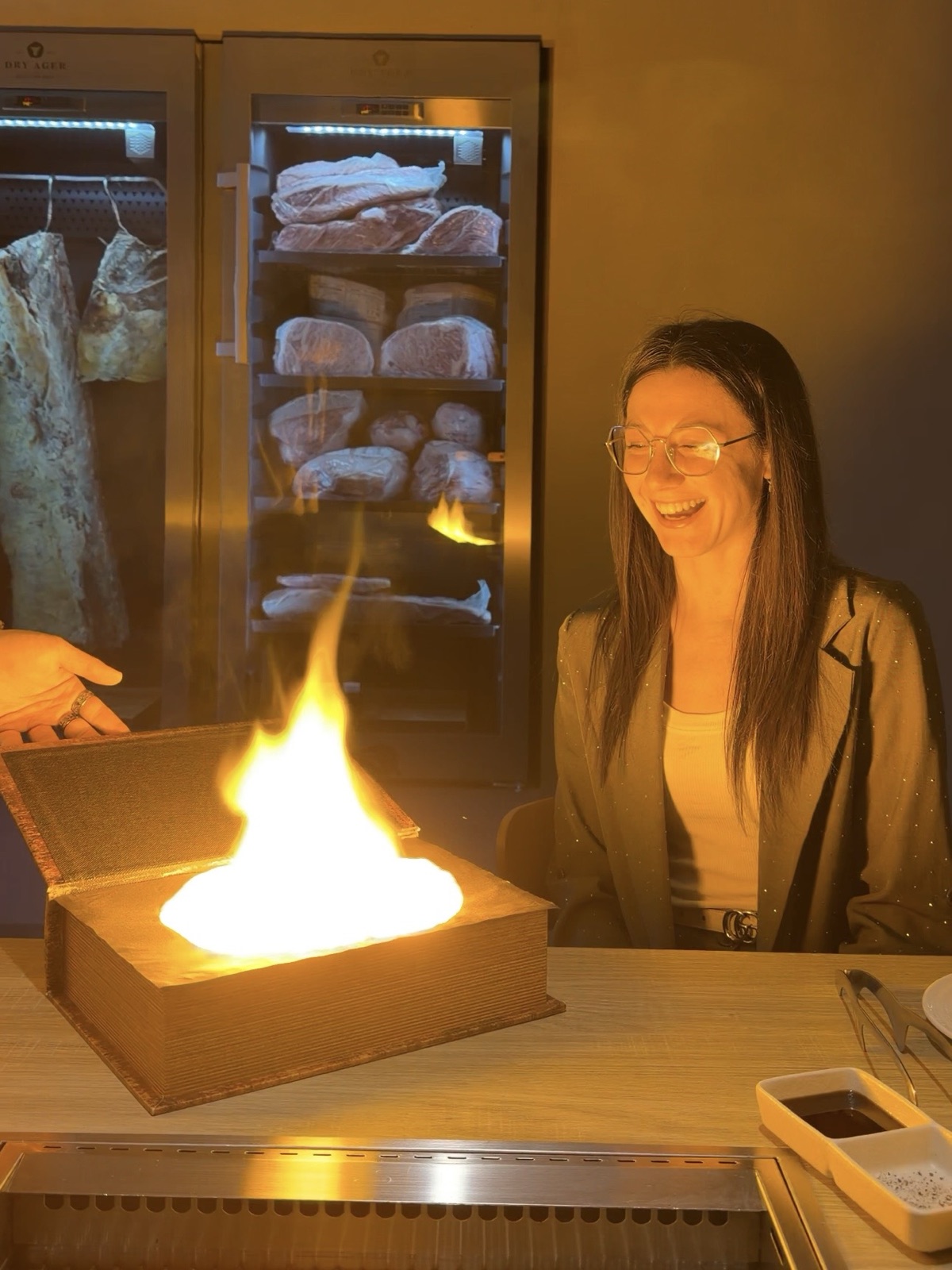 Da Yakiniku KE a Milano, con lo spettacolo scenico del fuoco al tavolo