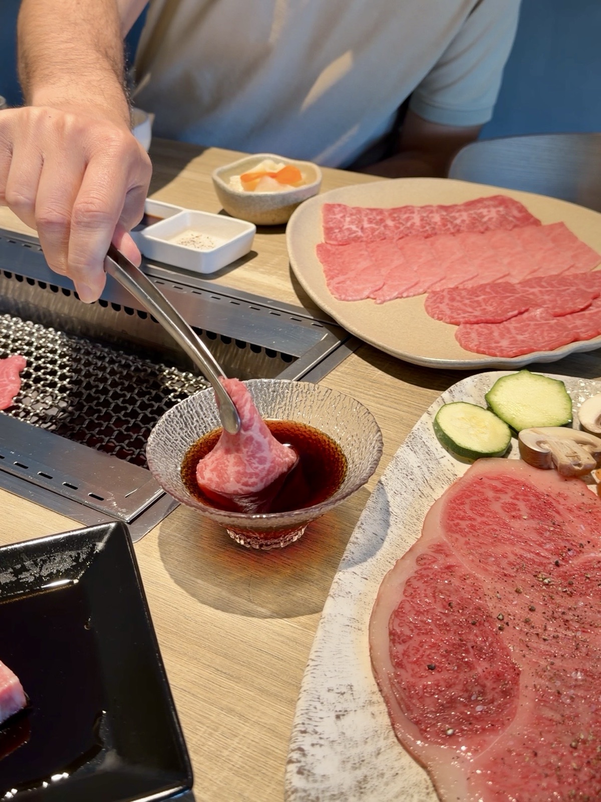 Piatto di Wagyu giapponese crudo, con la sua marezzatura, da cuocere alla griglia da Yakiniku KE a Milano
