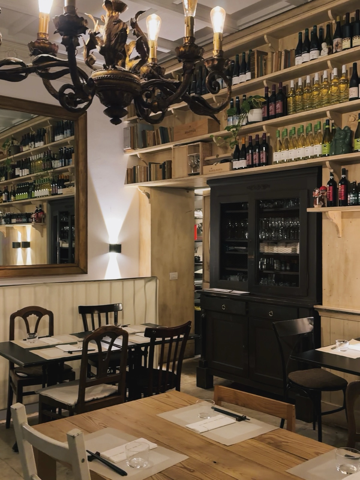 Sala interna di Ramen Yamada a Milano, con scaffali di vini e atmosfera intima