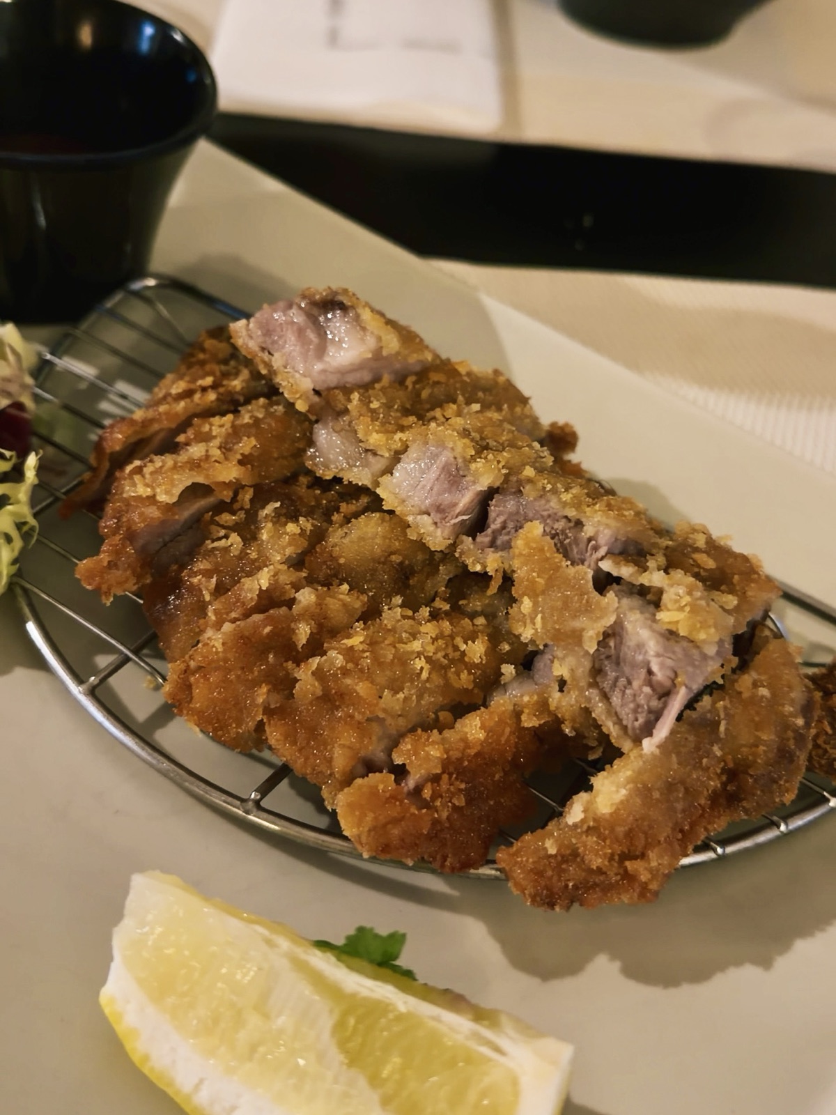 Tonkatsu, la cotoletta di maiale impanata, servita da Ramen Yamada a Milano