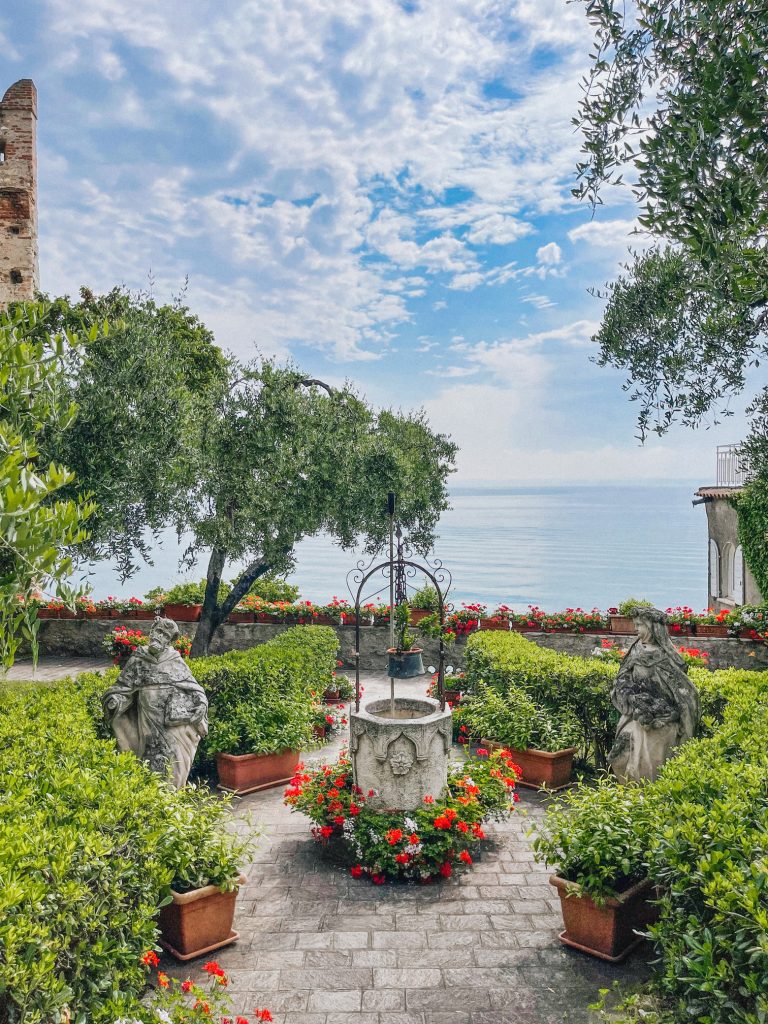 Giardino fiorito nel centro storico di Sirmione