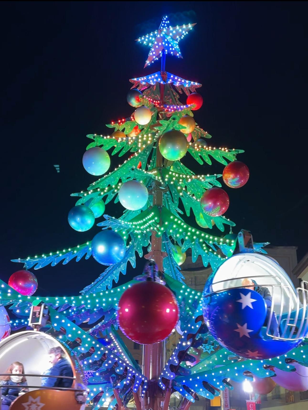 Giostra e albero di Natale nel centro di Monza