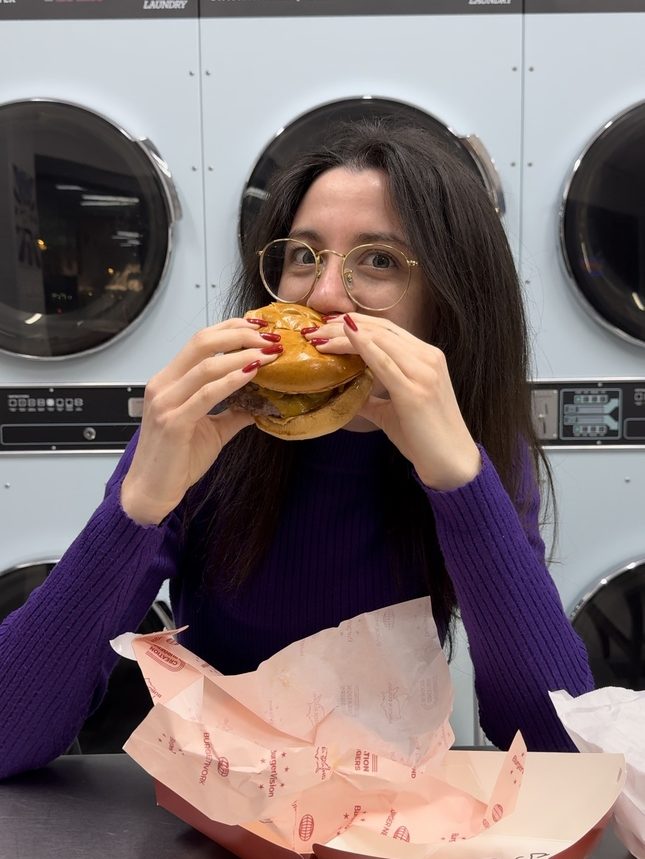 Hamburger servito nella lavatrice di One Burger a Valencia