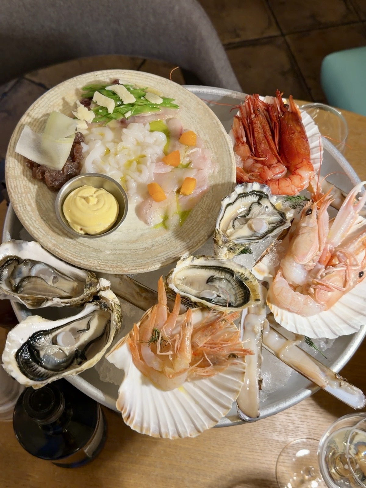 Plateau di crudi di Hostaria Mediterraneum a Milano con tartare di tonno, gamberi, ostriche e scampi