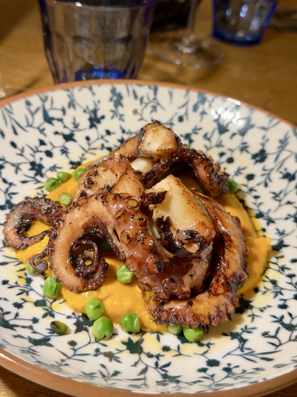 Polpo alla brace con hummus di carote e piselli affumicati di Hostaria Mediterraneum