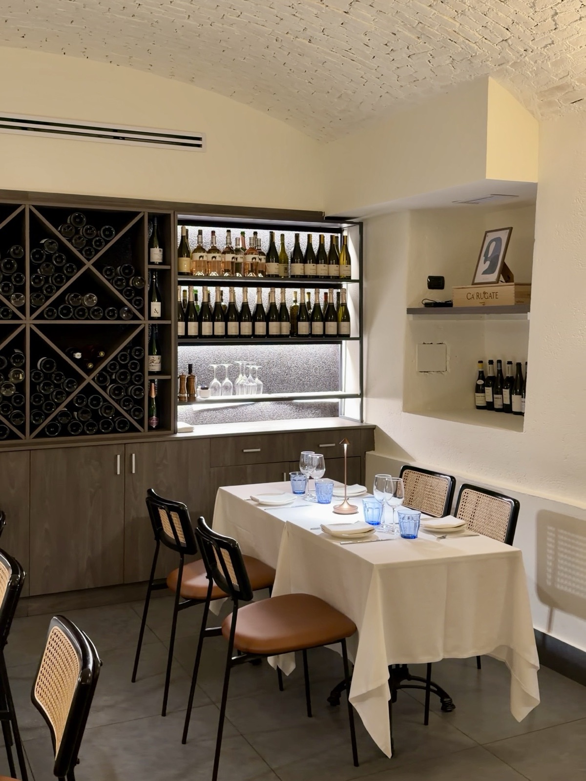 Ambiente intimo di Hostaria Mediterraneum, hostaria di mare a Milano