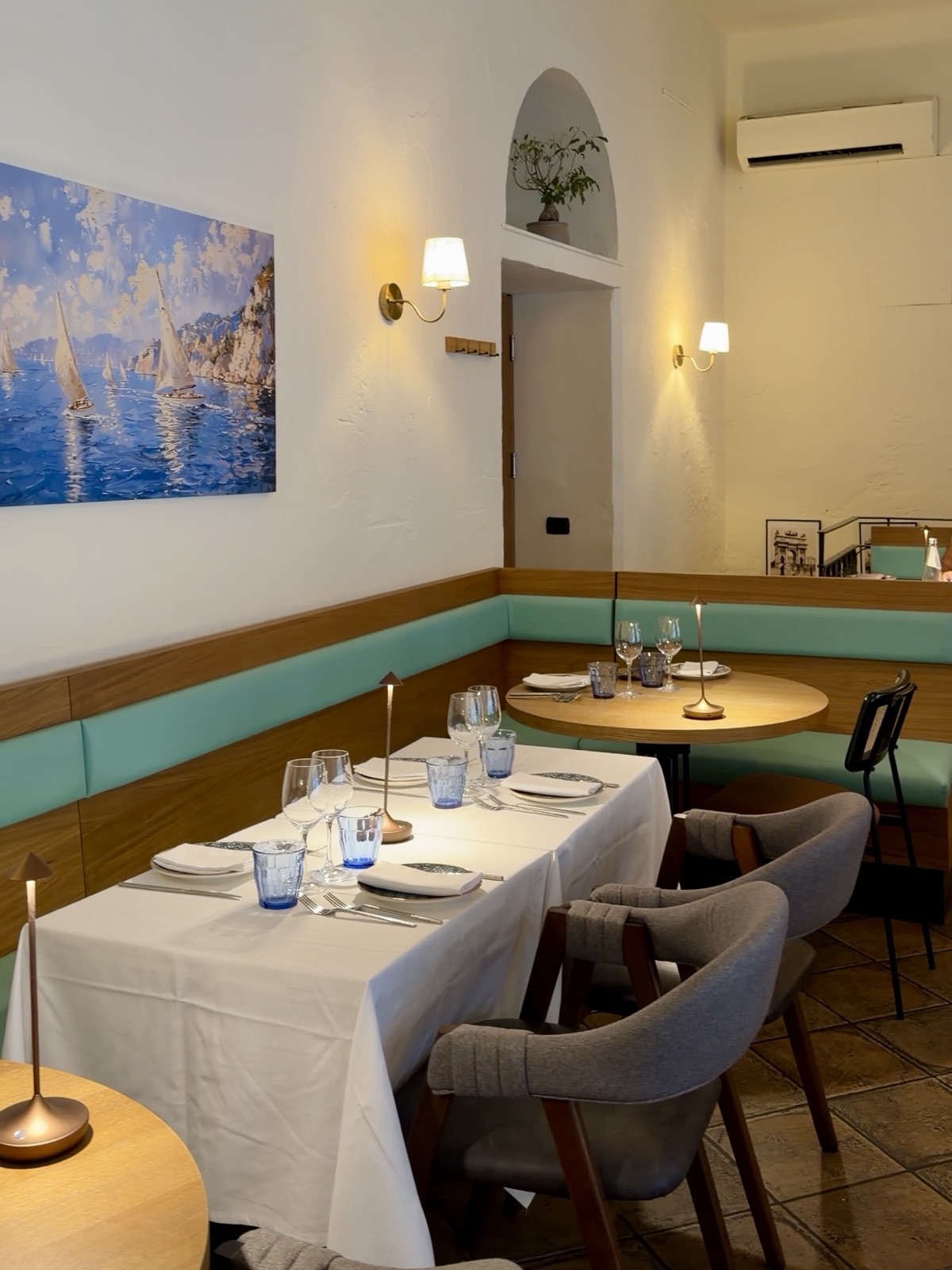 Dettaglio della sala superiore di Hostaria Mediterraneum con dettagli azzurri e piante aromatiche