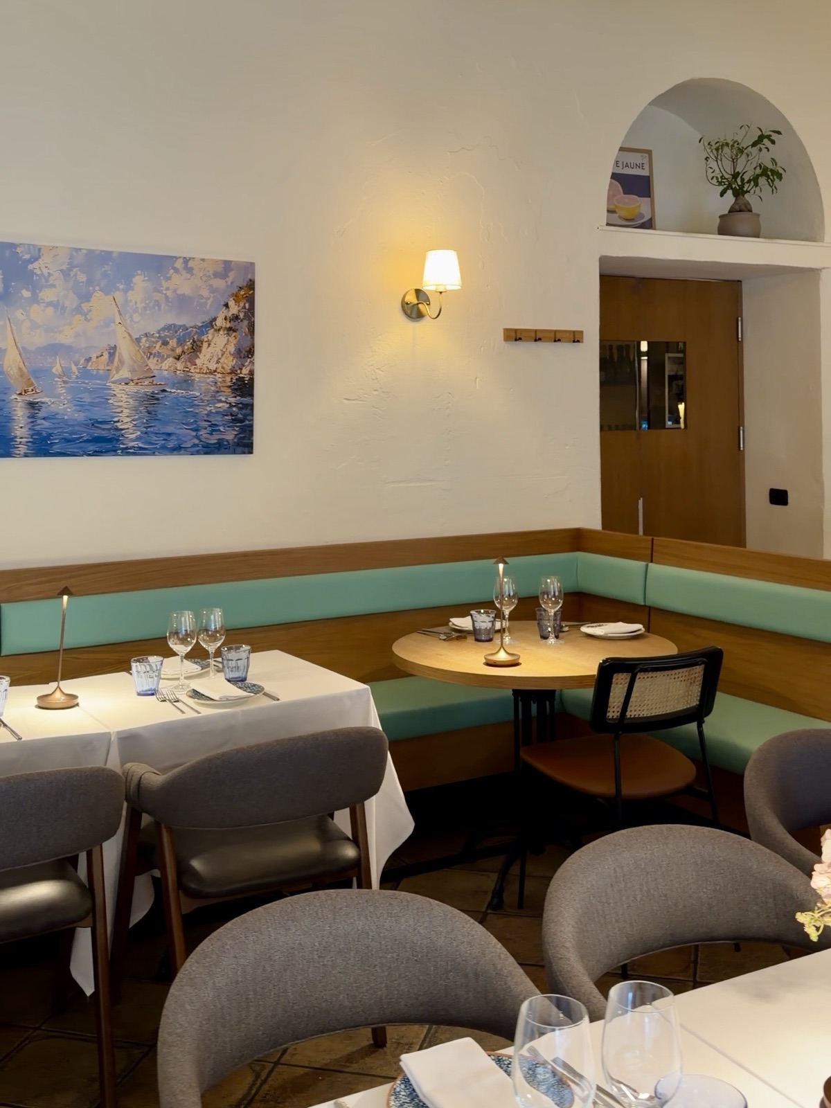 Angolo della sala superiore di Hostaria Mediterraneum a Milano con pavimenti in cotto
