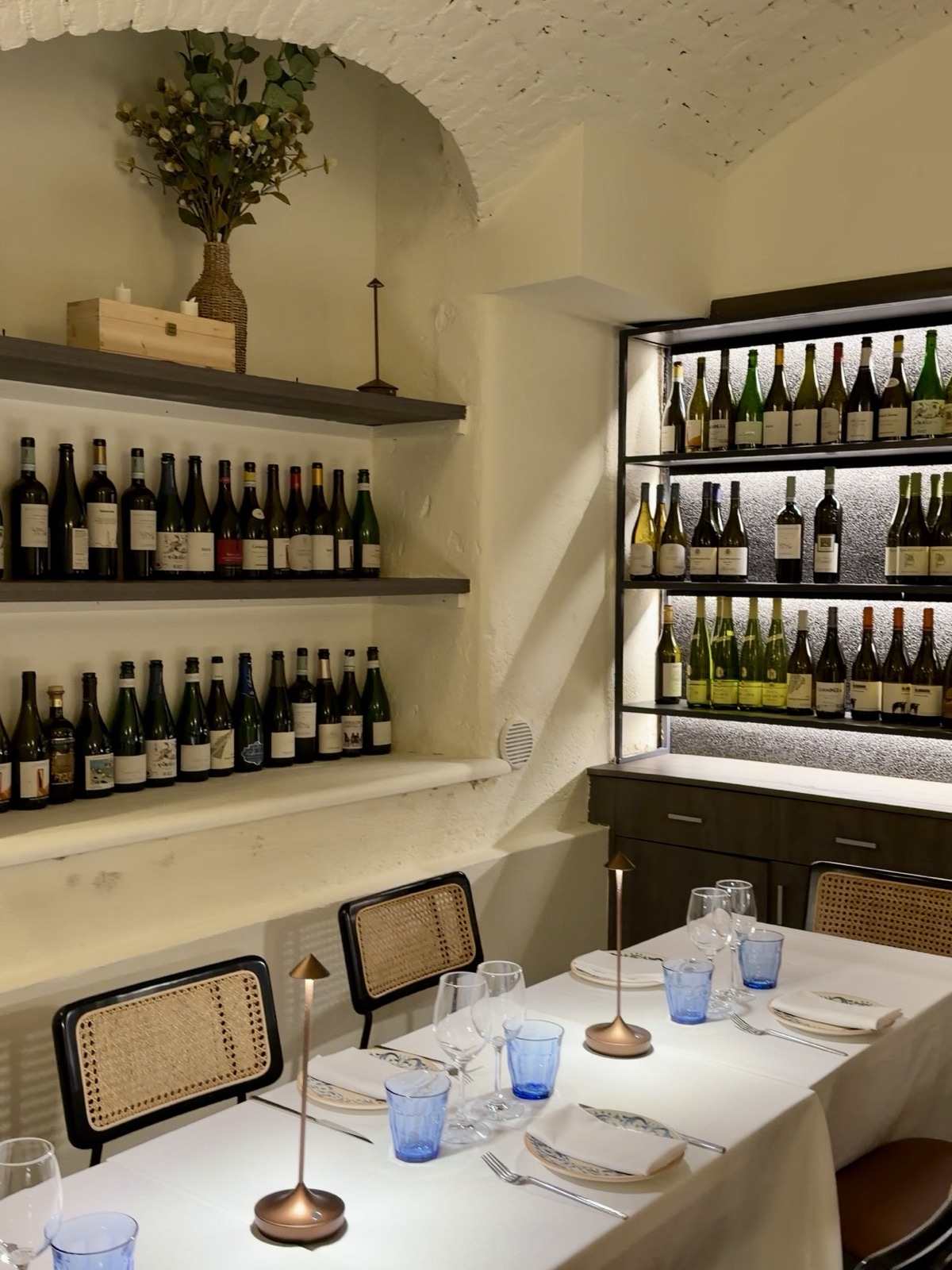 Saletta della sala inferiore di Hostaria Mediterraneum a Milano