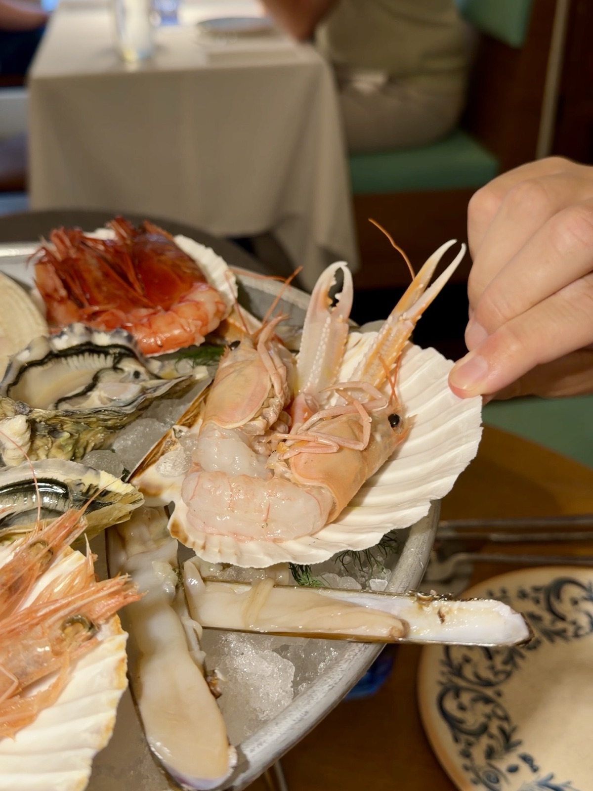 Scampi freschi della cucina di mare di Hostaria Mediterraneum a Milano