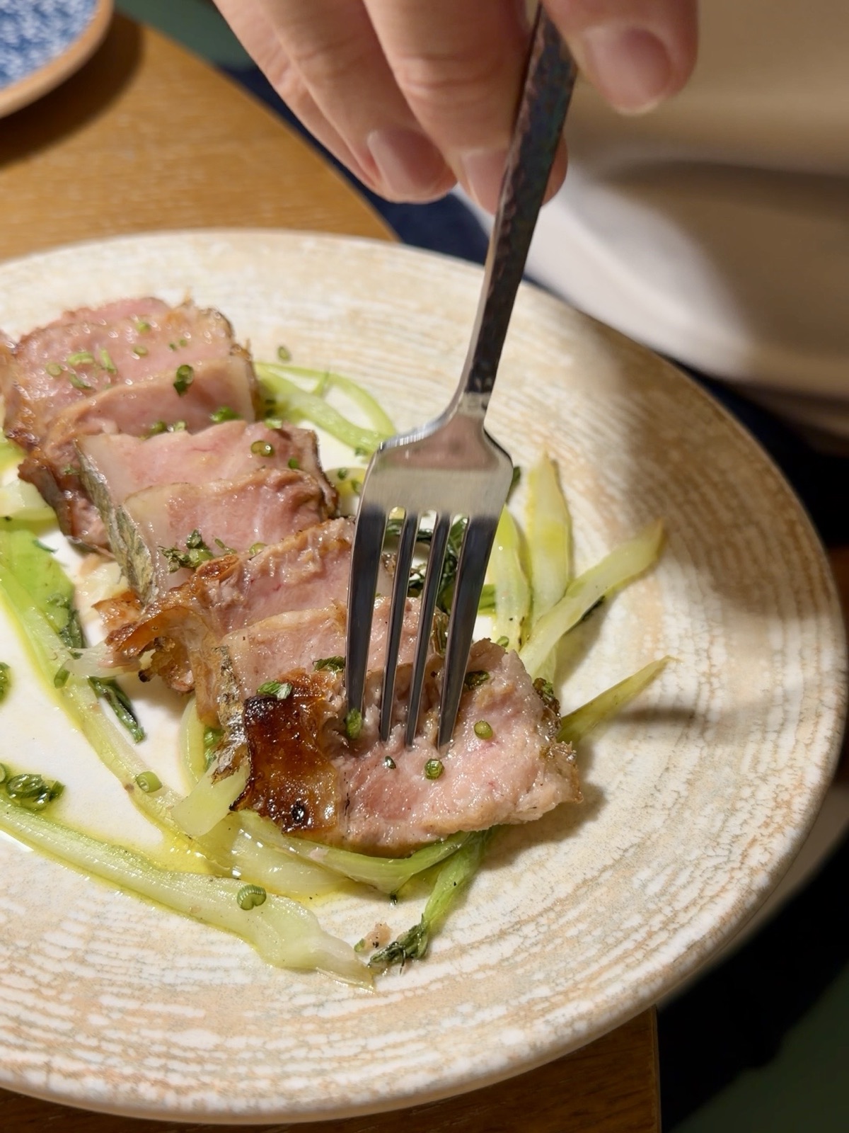 Ventresca di tonno alla brace con agretti al limone di Hostaria Mediterraneum