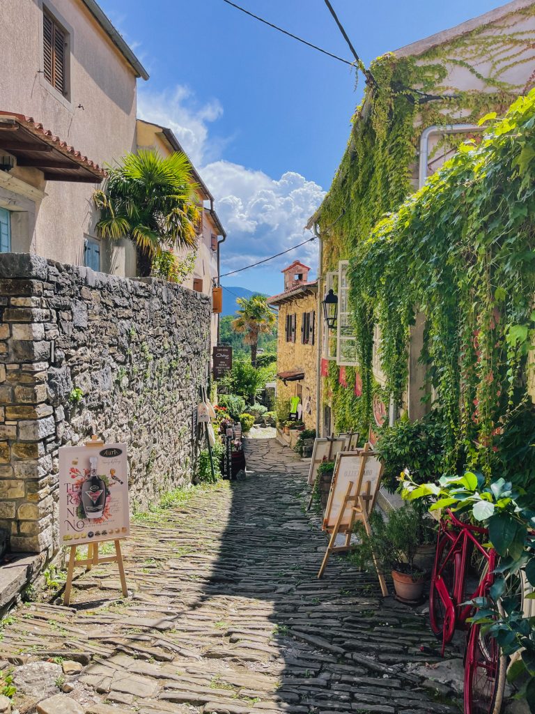 Hum, la città più piccola del mondo in Istria