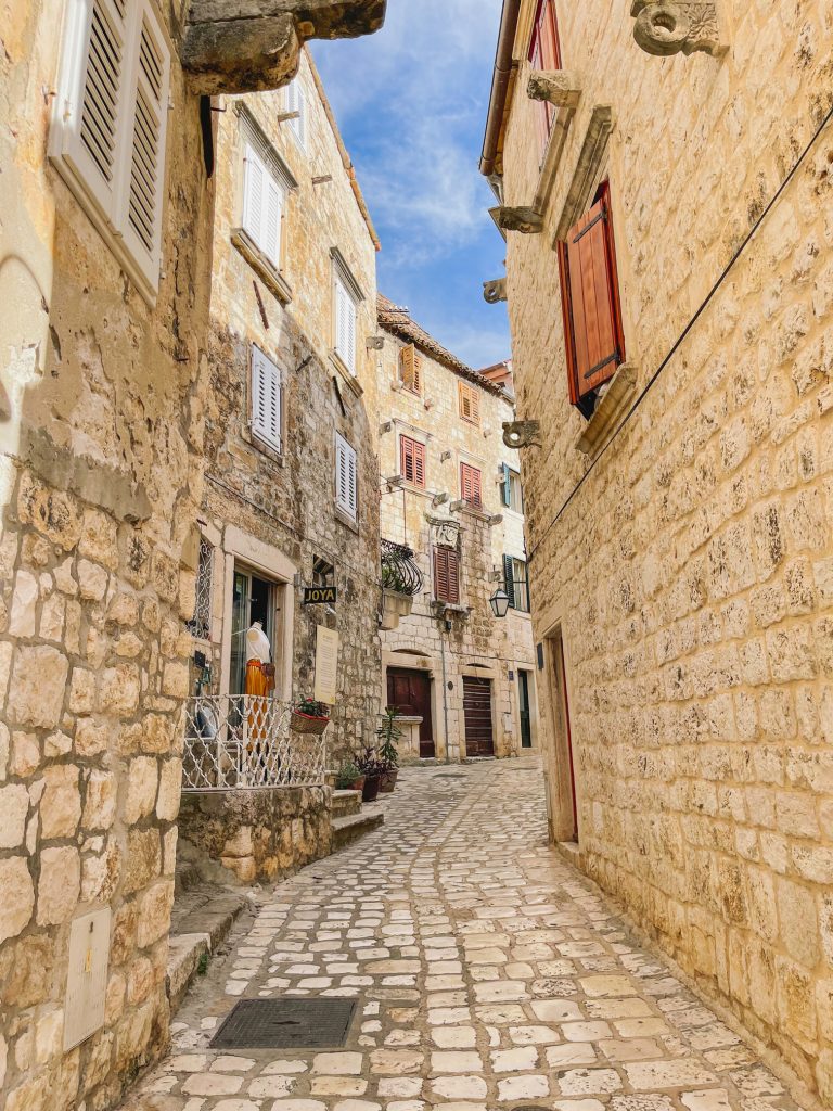 Centro storico di Hvar con il porto in primo piano