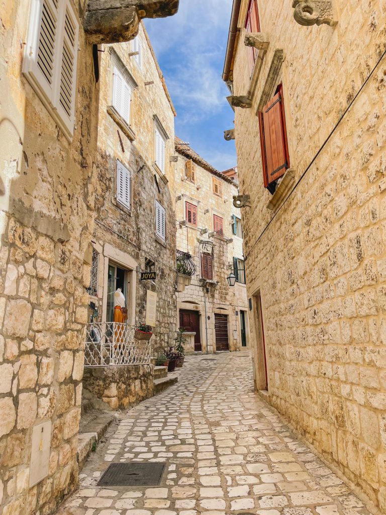 Centro storico di Hvar con porto affollato