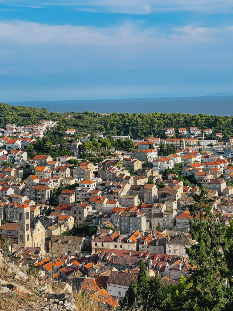 Vista dall'alto del centro di Hvar dalla Fortezza
