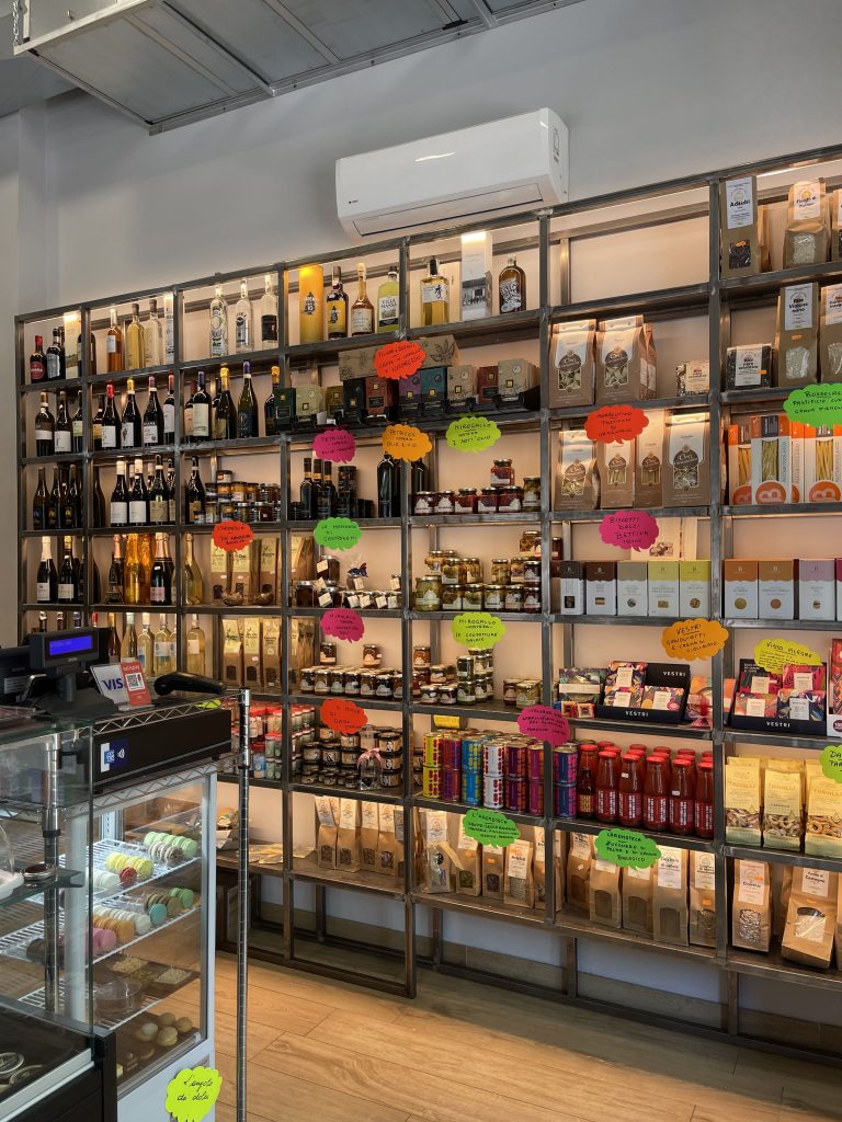 Interno della gastronomia GastronoMI CityLife con prodotti artigianali