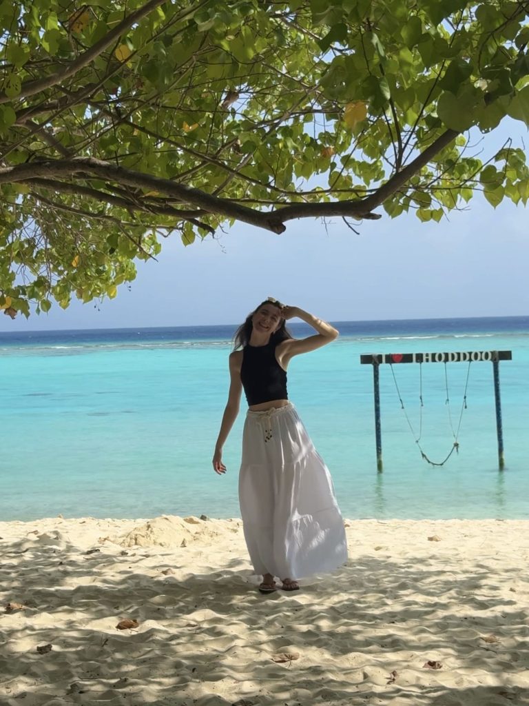 Vista di Thoddoo dalla Bikini Beach, palme e sabbia bianca