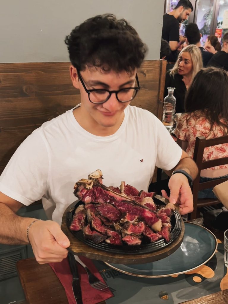 Gianmaria con la fiorentina dry aged da 1,2 kg