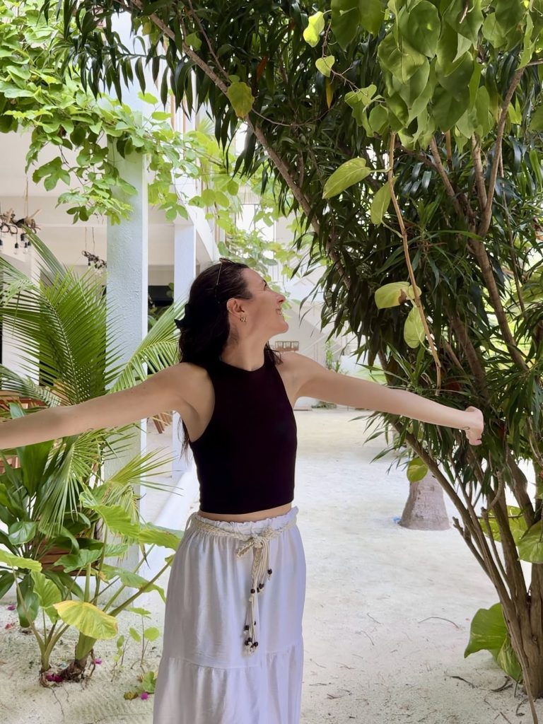 Ludovica in mezzo alla vegetazione tropicale di Thoddoo