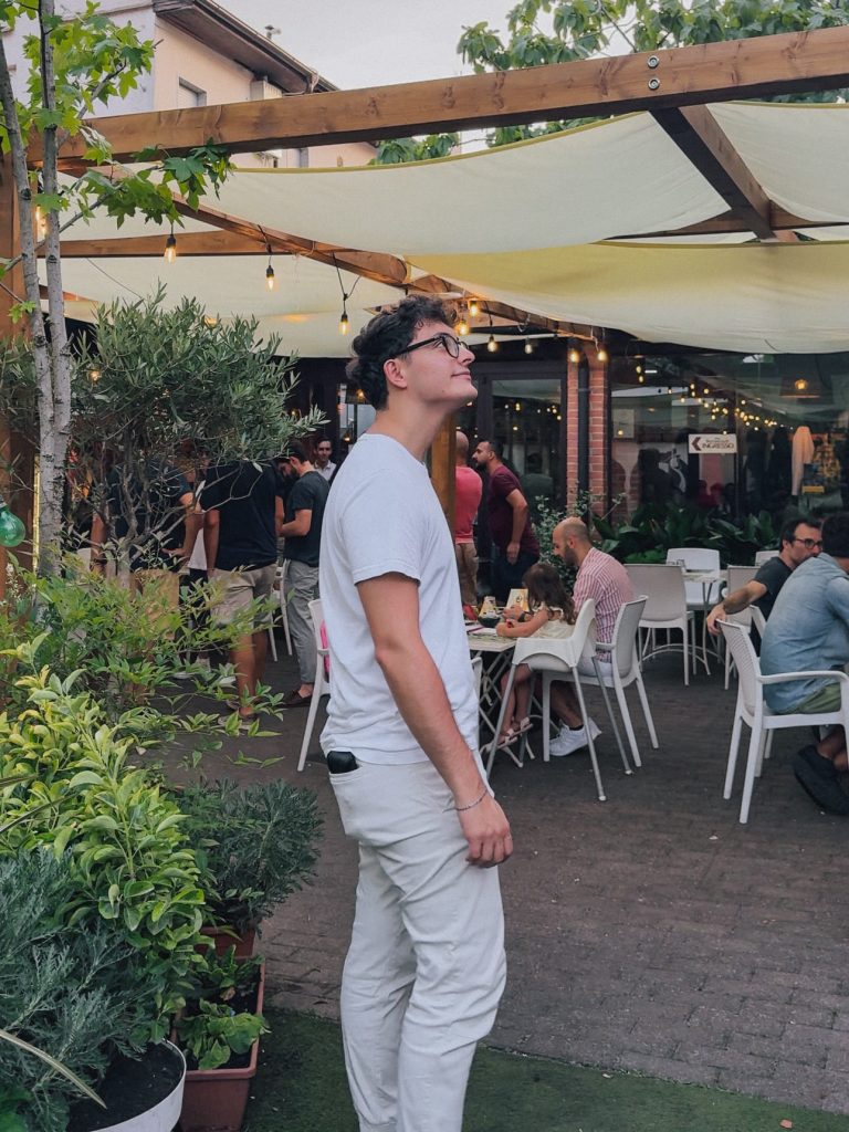 Gianmaria nel dehors verde di El Galet