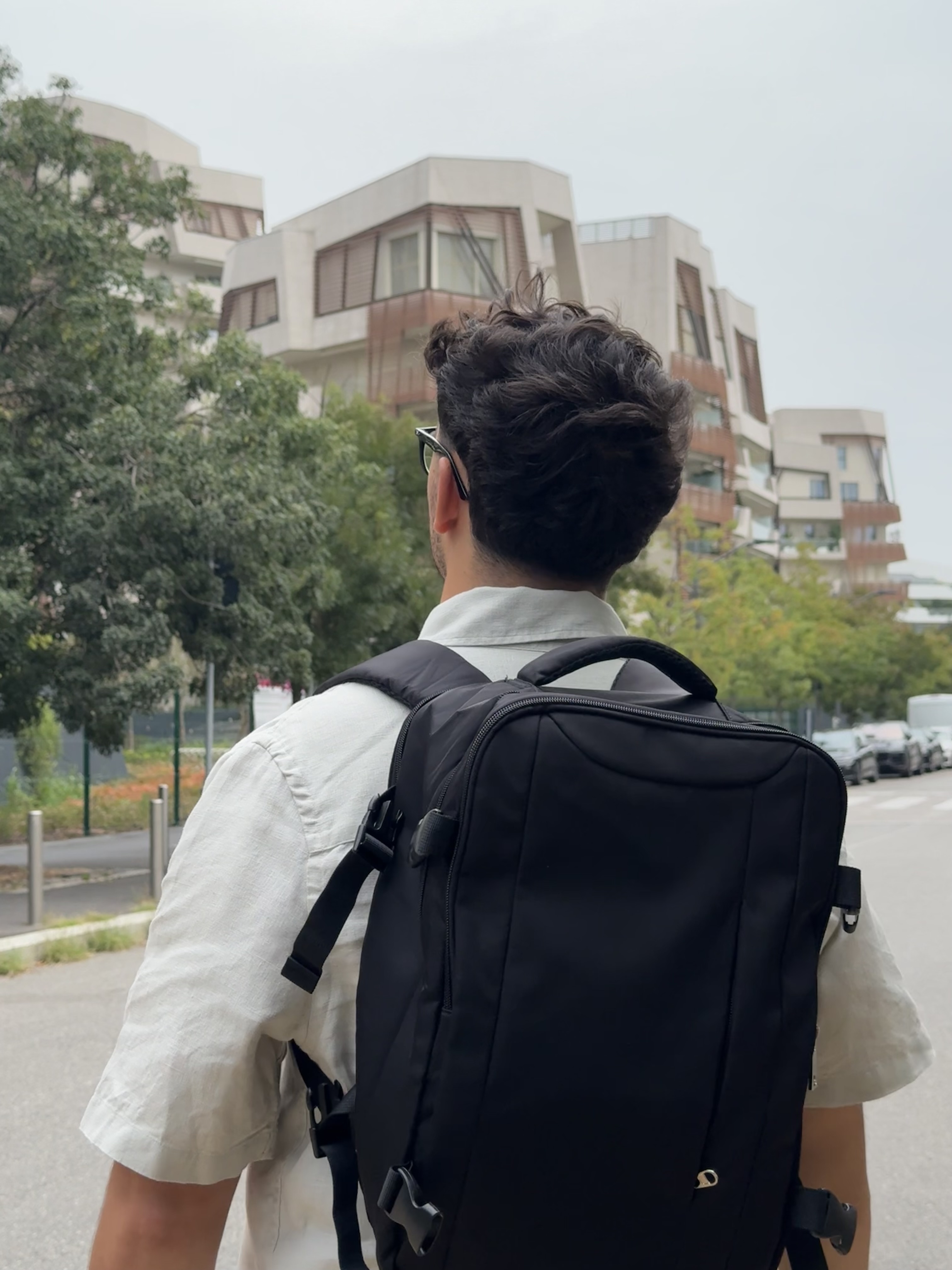 Ludovica con lo zaino Xkdoai pronto per un volo low cost