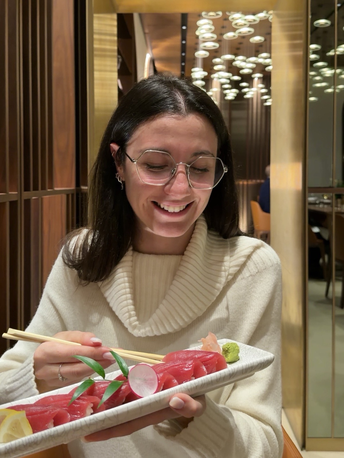 Ludovica al tavolo di Izu a Milano con il piatto di tonno