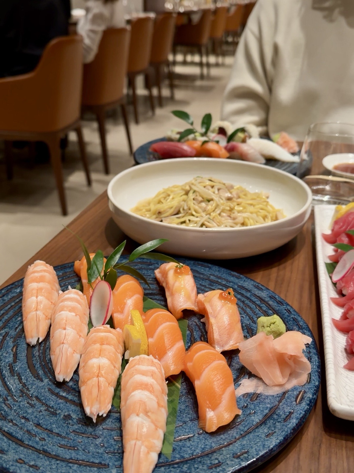 Nigiri di salmone di Izu a Milano serviti su piatto blu