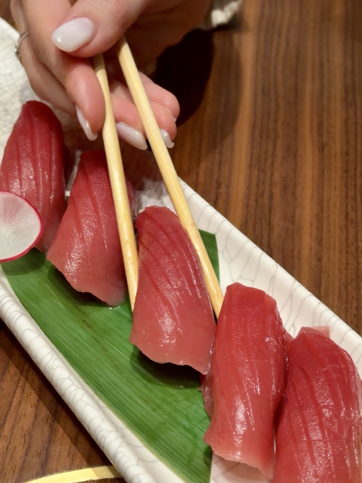 Nigiri di tonno di Izu a Milano presi con le bacchette, primo piano