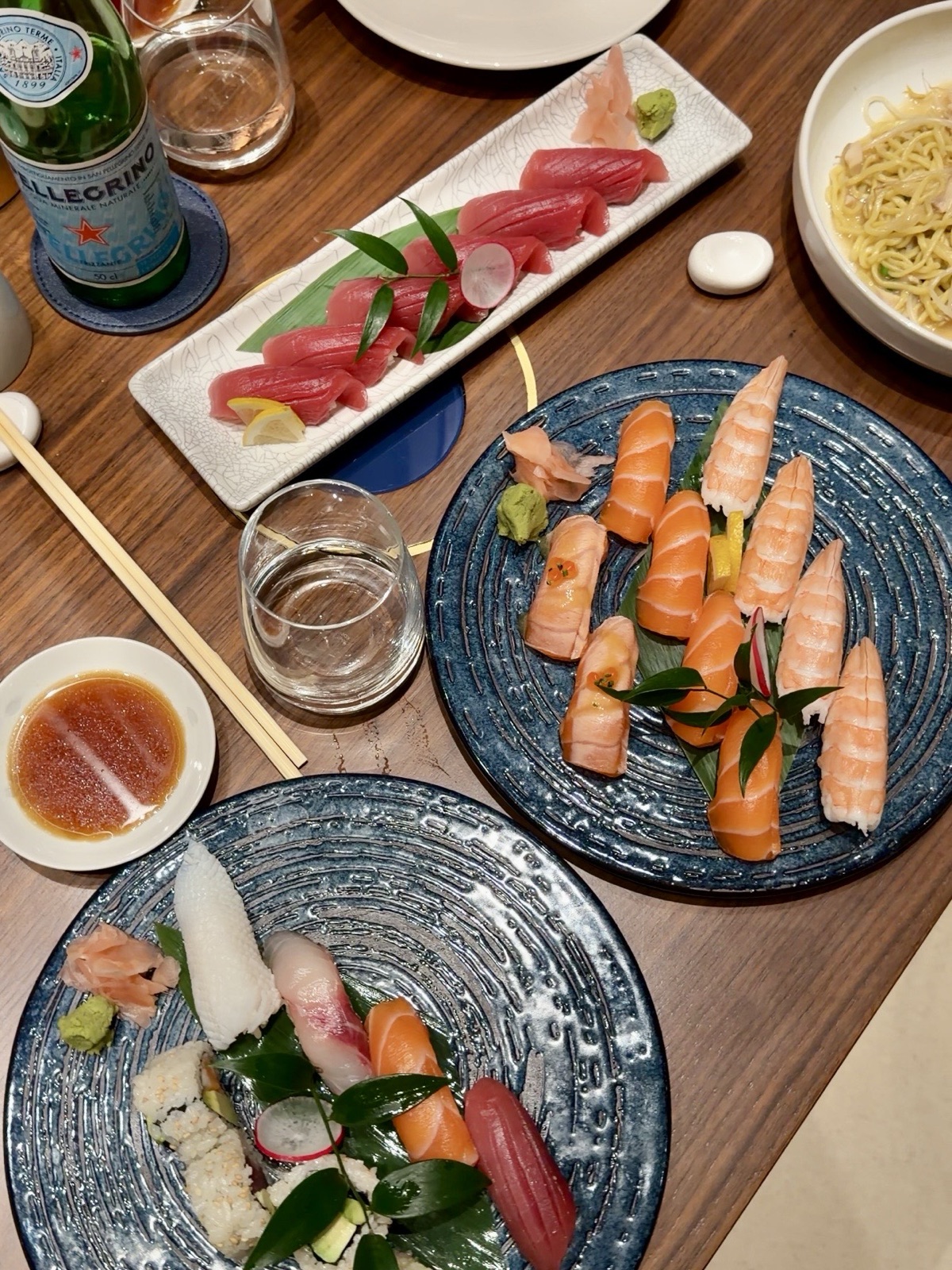 Piatti di Izu a Milano visti dall'alto: nigiri di tonno, nigiri di salmone e sushi misto